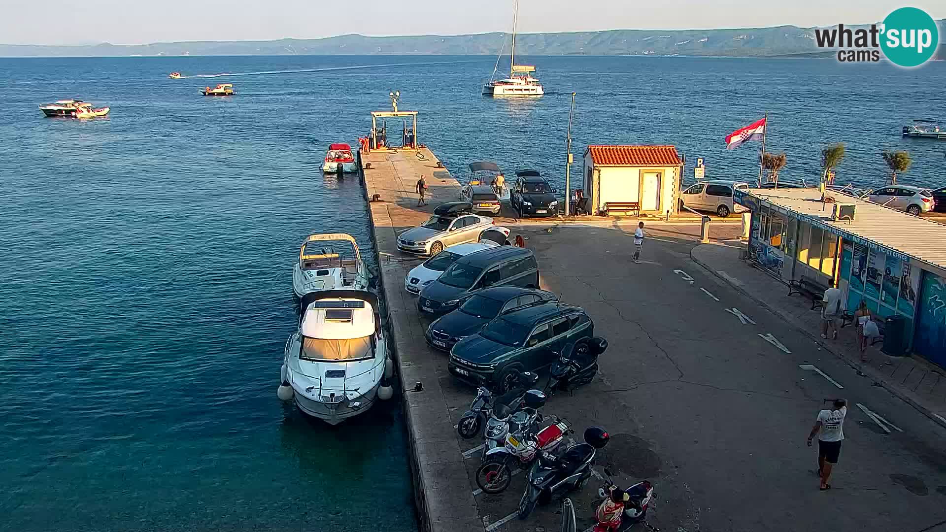 Webcam Bol Centro e Marina – Vista live dal porto di Bol