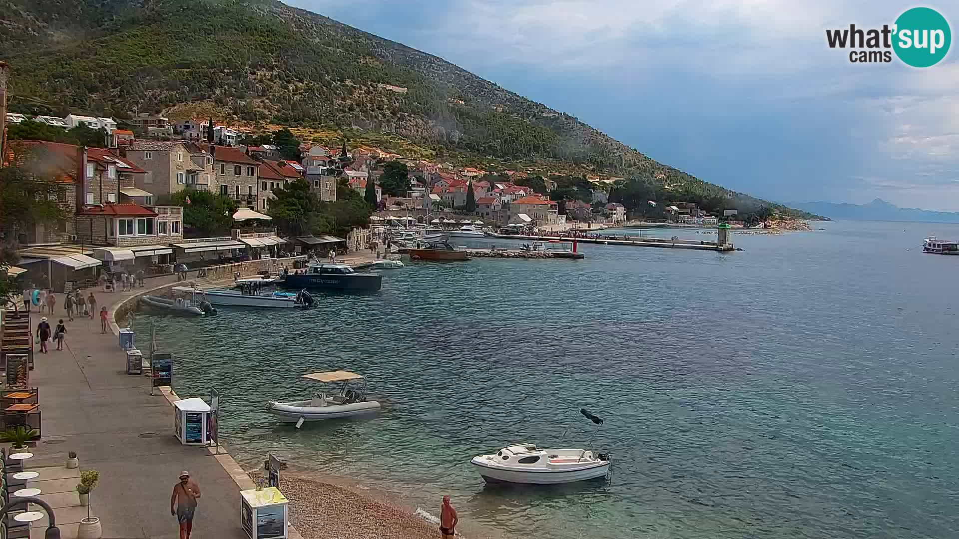 Spletna kamera Bol – Center mesta in marina v živo