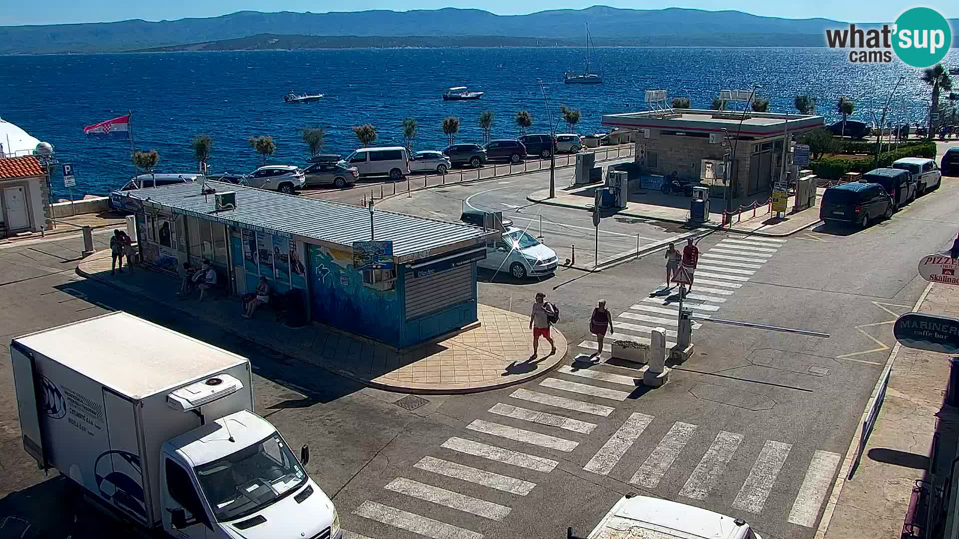 Spletna kamera Bol – Center mesta in marina v živo