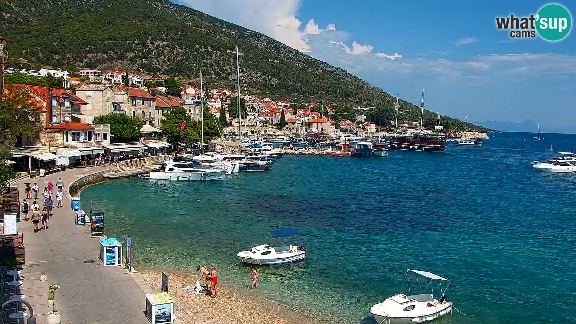 Spletna kamera Bol – Center mesta in marina v živo
