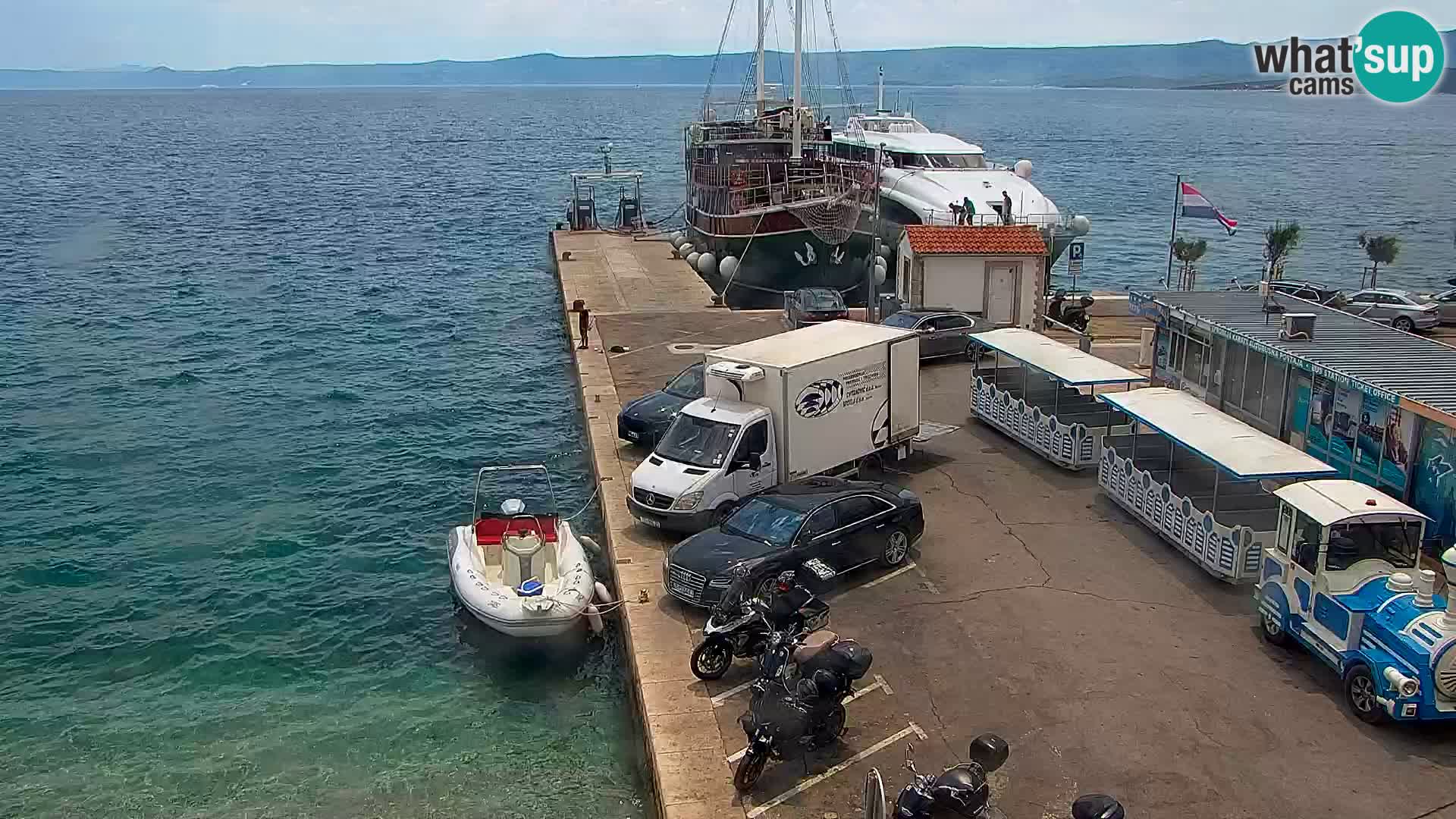 Web kamera Bol – Centar mjesta i marina | Pogled uživo