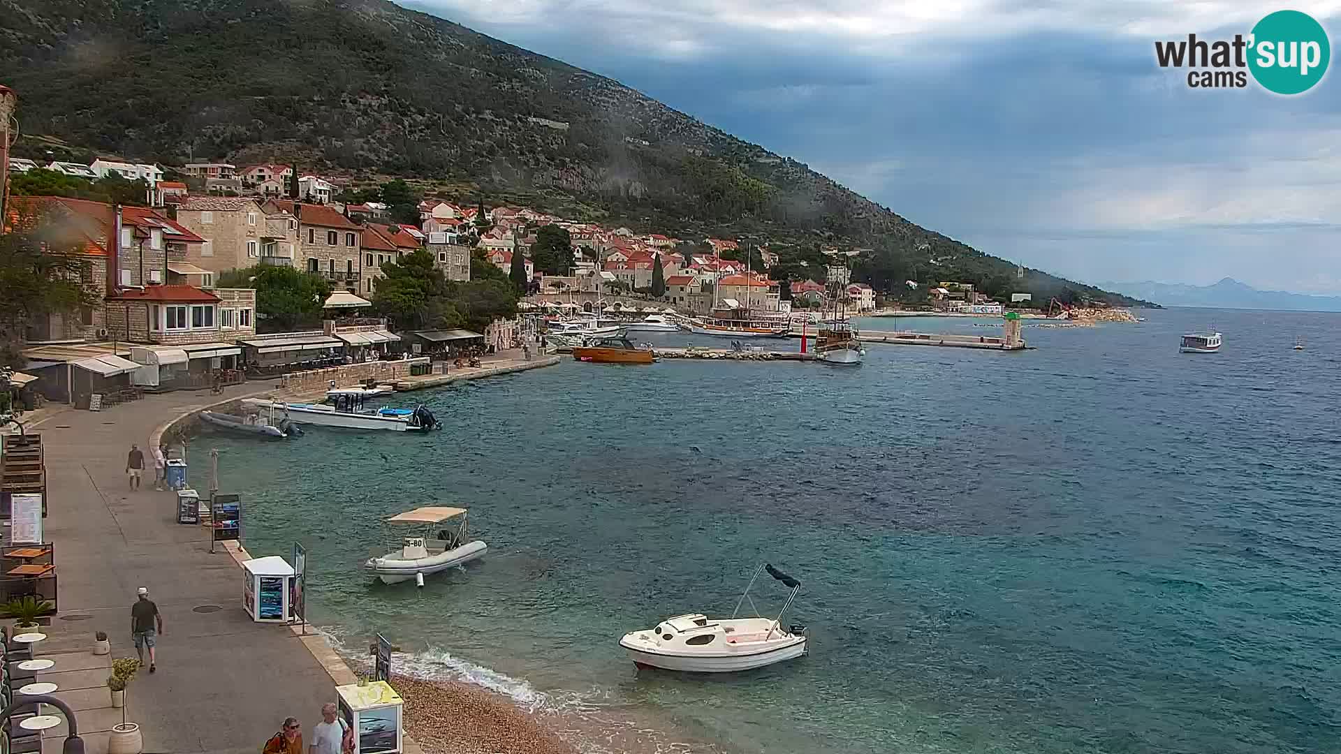 Spletna kamera Bol – Center mesta in marina v živo