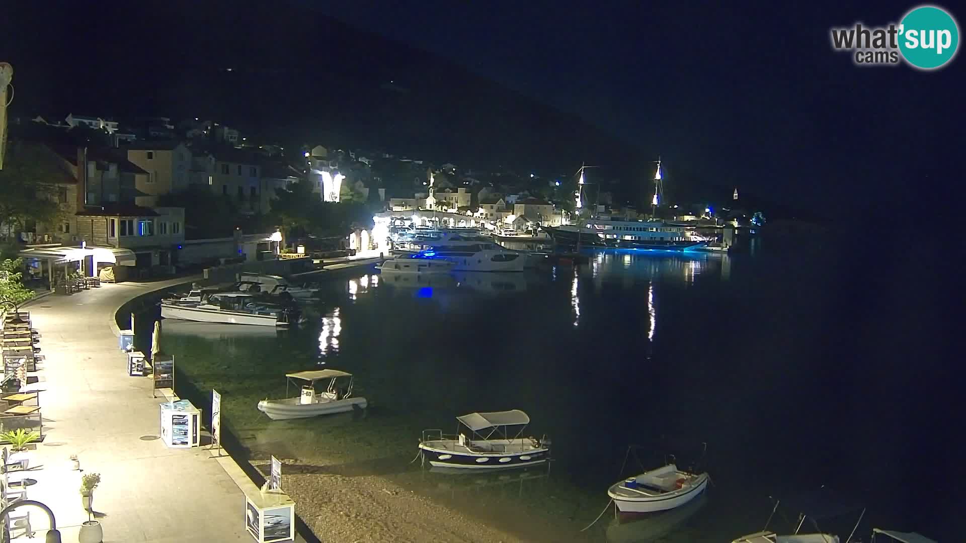Spletna kamera Bol – Center mesta in marina v živo