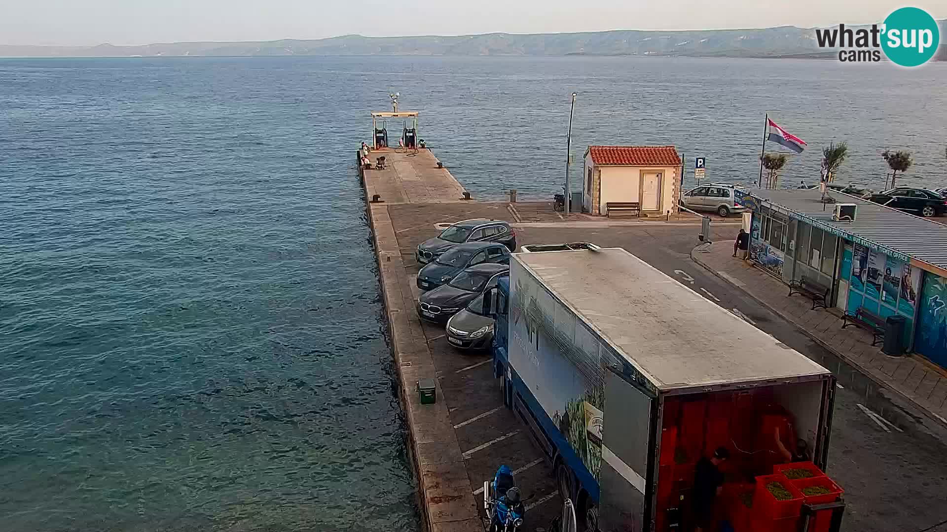 Web kamera Bol – Centar mjesta i marina | Pogled uživo