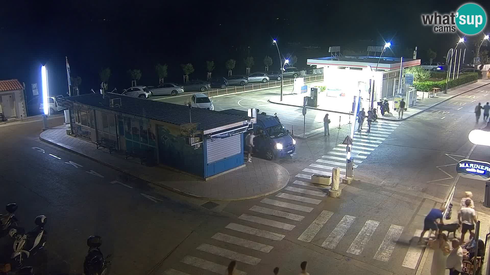 Spletna kamera Bol – Center mesta in marina v živo