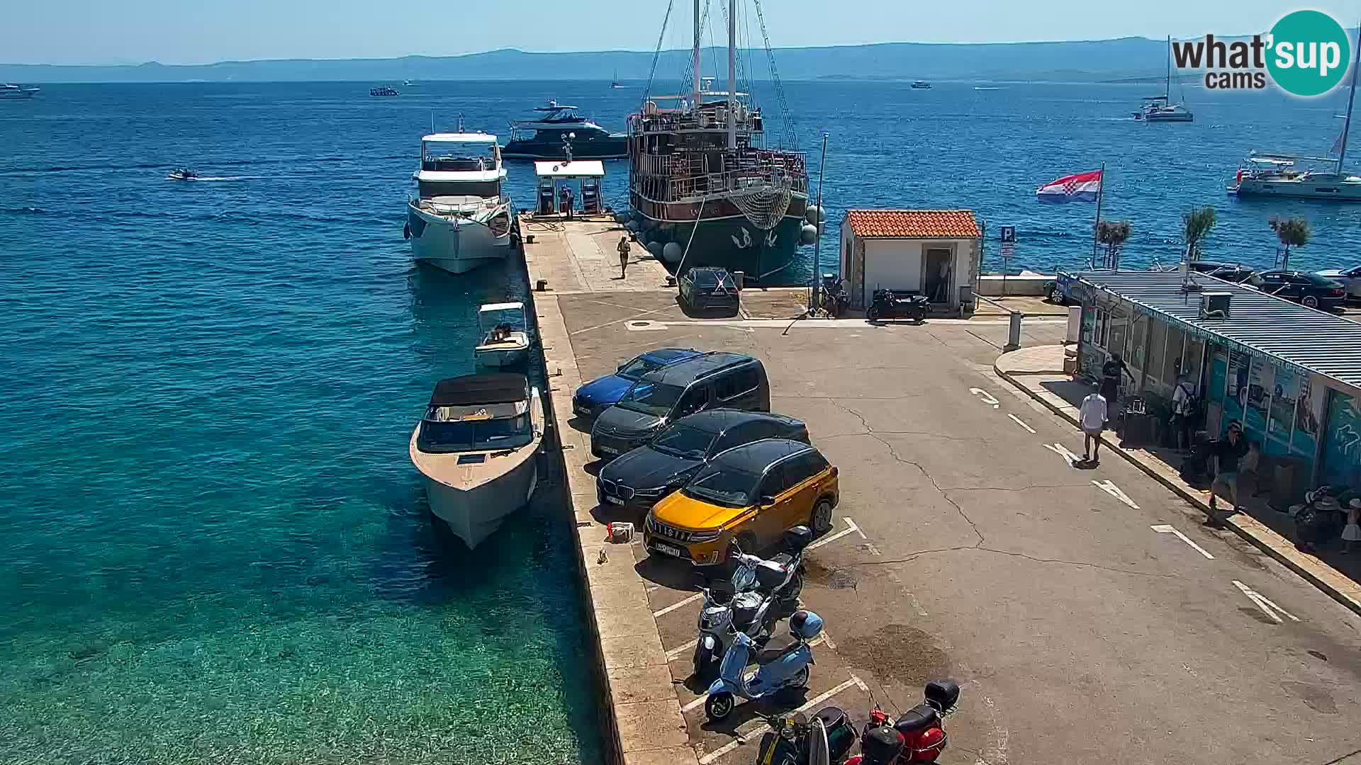 Web kamera Bol – Centar mjesta i marina | Pogled uživo