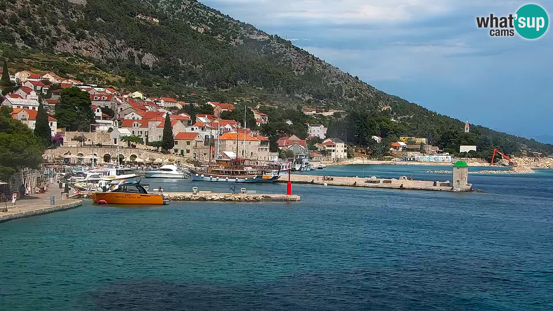 Spletna kamera Bol – Center mesta in marina v živo