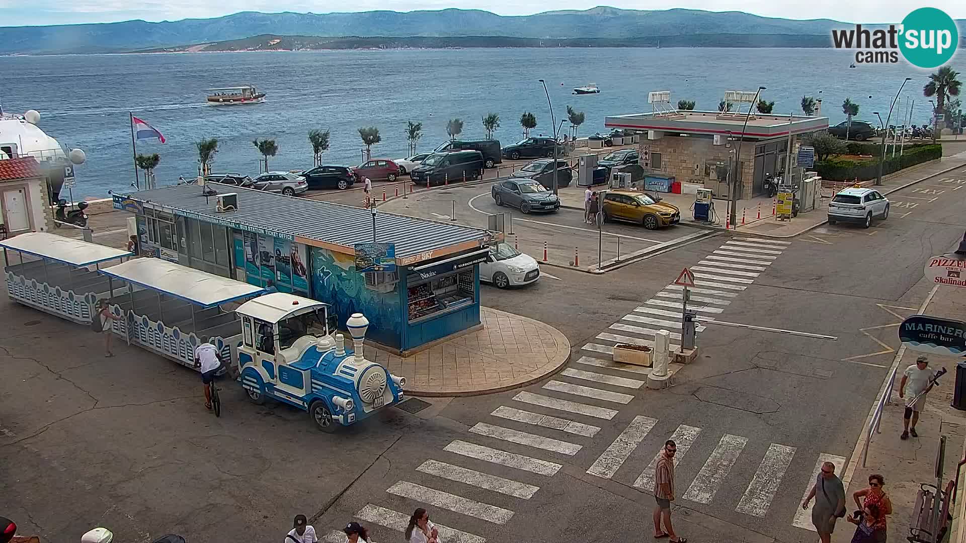 Spletna kamera Bol – Center mesta in marina v živo