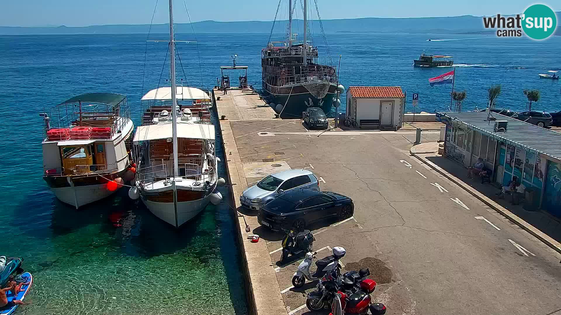 Web kamera Bol – Centar mjesta i marina | Pogled uživo