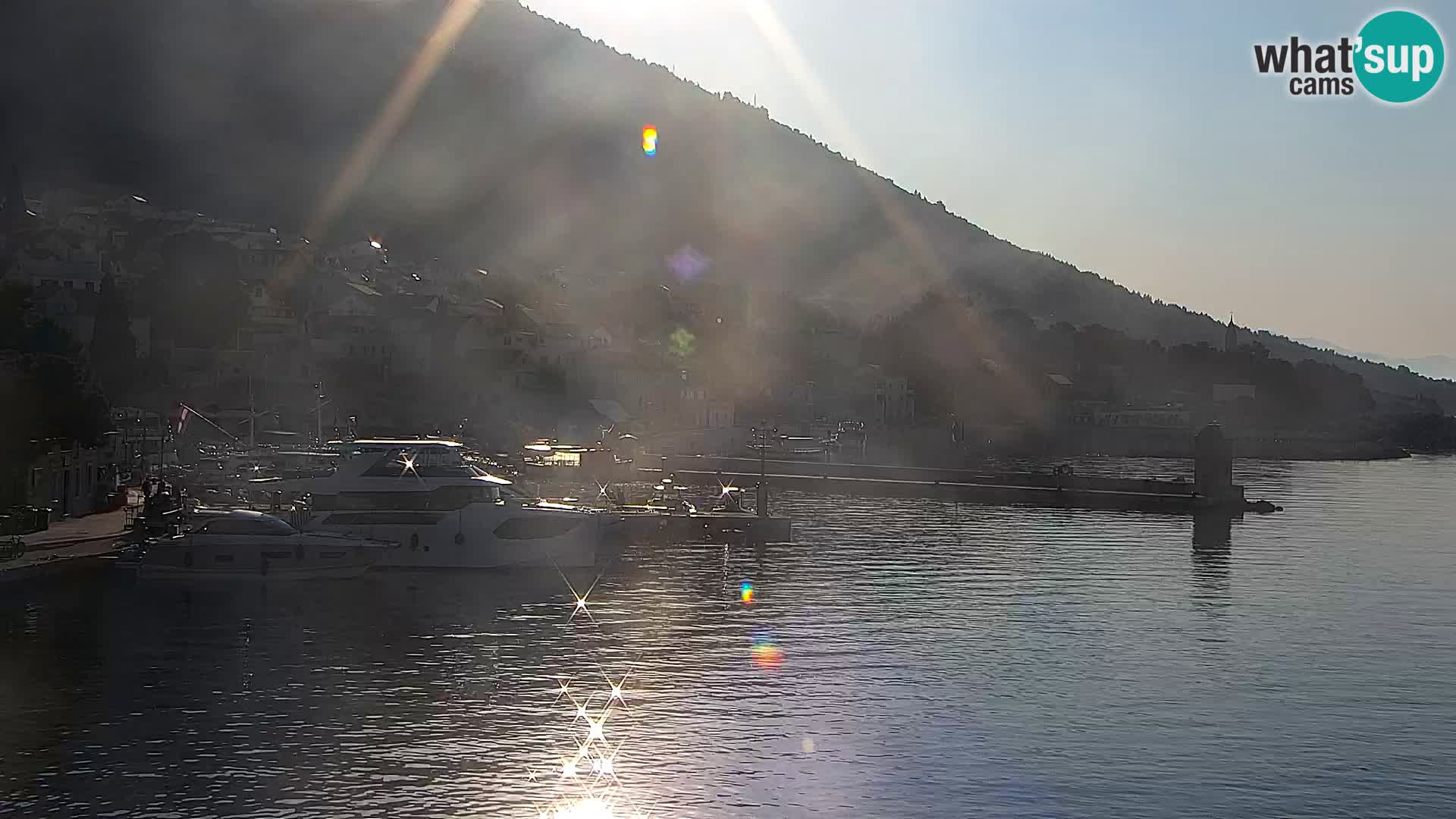 Spletna kamera Bol – Center mesta in marina v živo