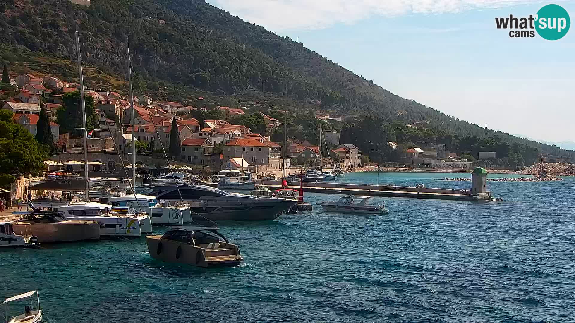 Web kamera Bol – Centar mjesta i marina | Pogled uživo