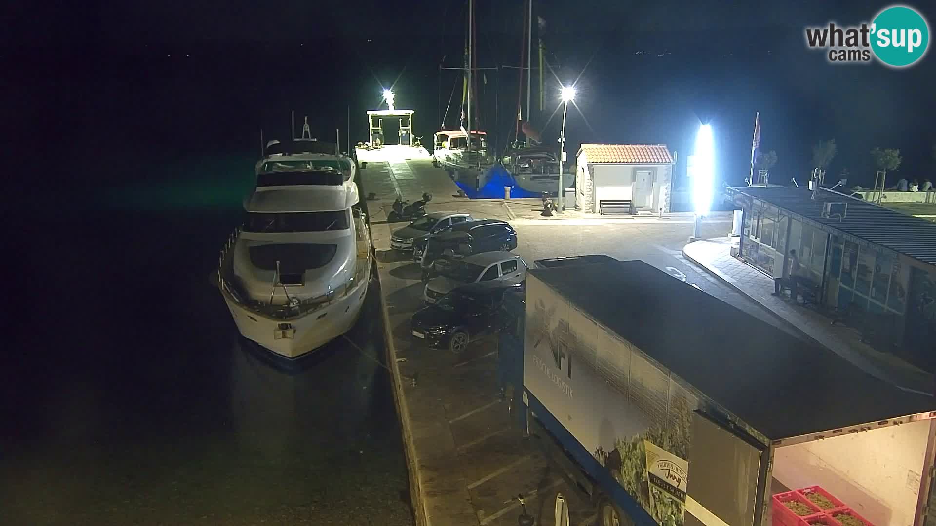 Web kamera Bol – Centar mjesta i marina | Pogled uživo