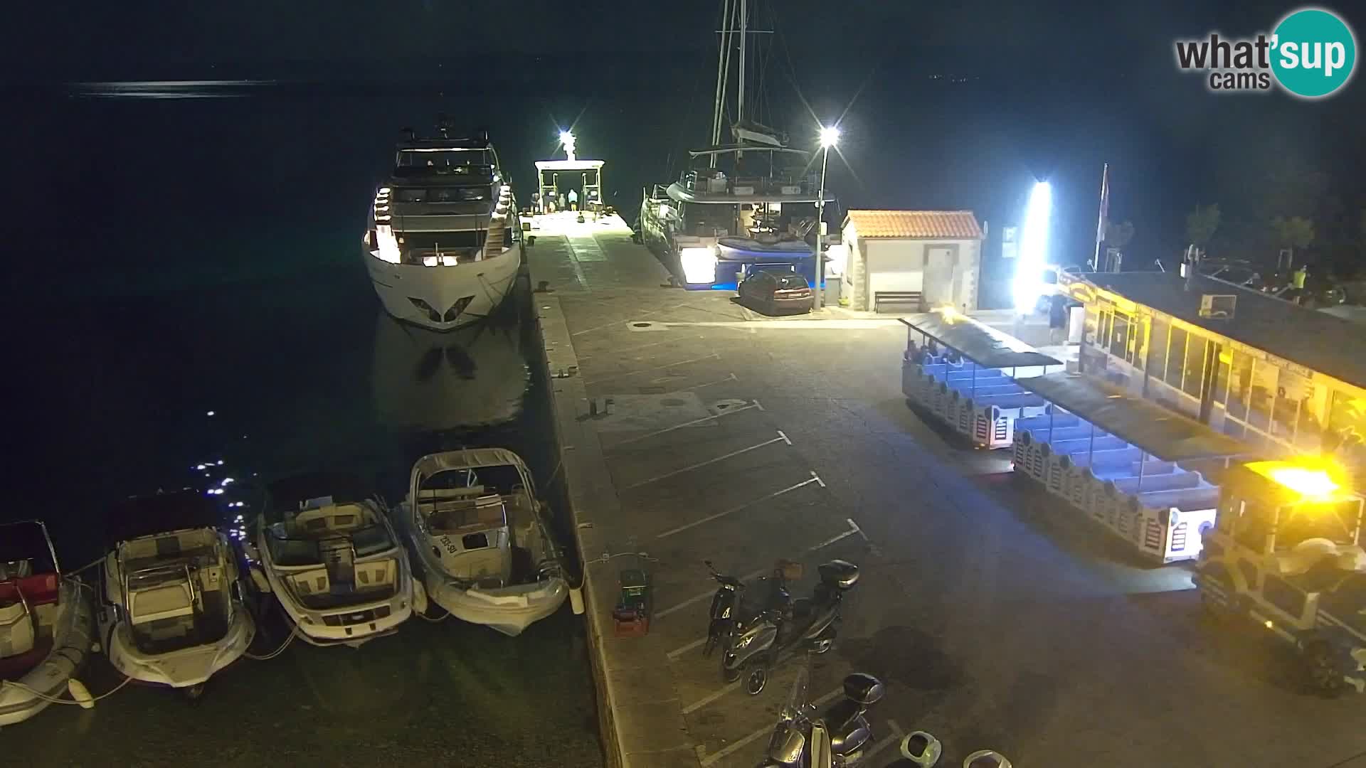 Spletna kamera Bol – Center mesta in marina v živo
