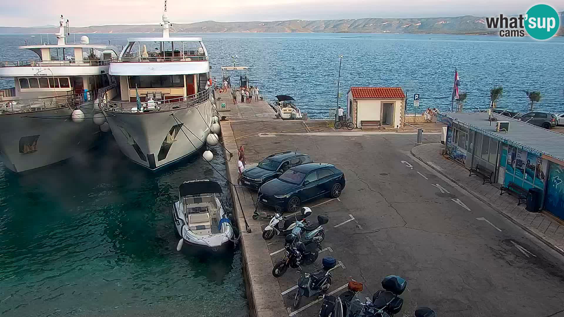 Webcam Bol Centro e Marina – Vista live dal porto di Bol