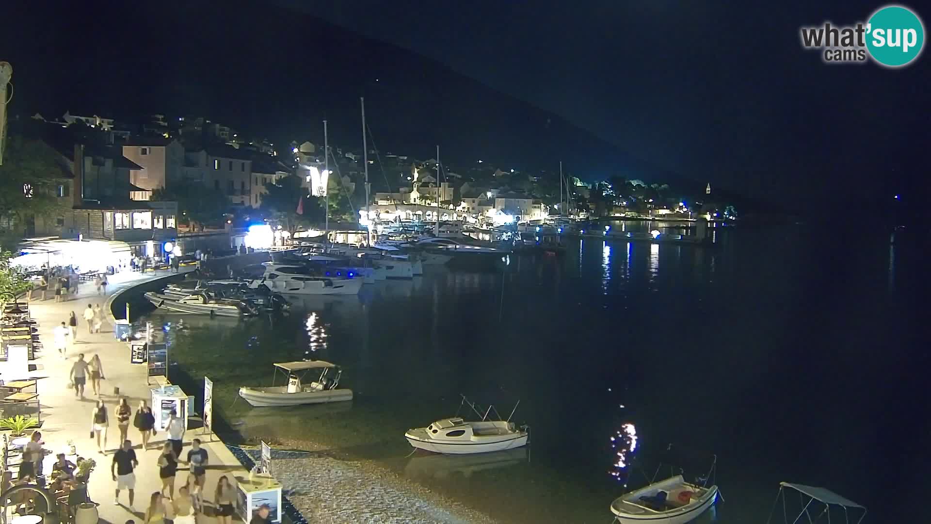 Spletna kamera Bol – Center mesta in marina v živo