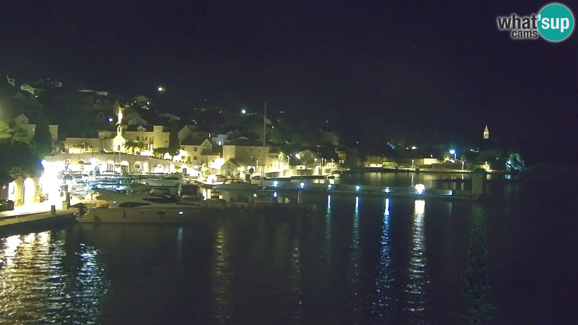 Spletna kamera Bol – Center mesta in marina v živo