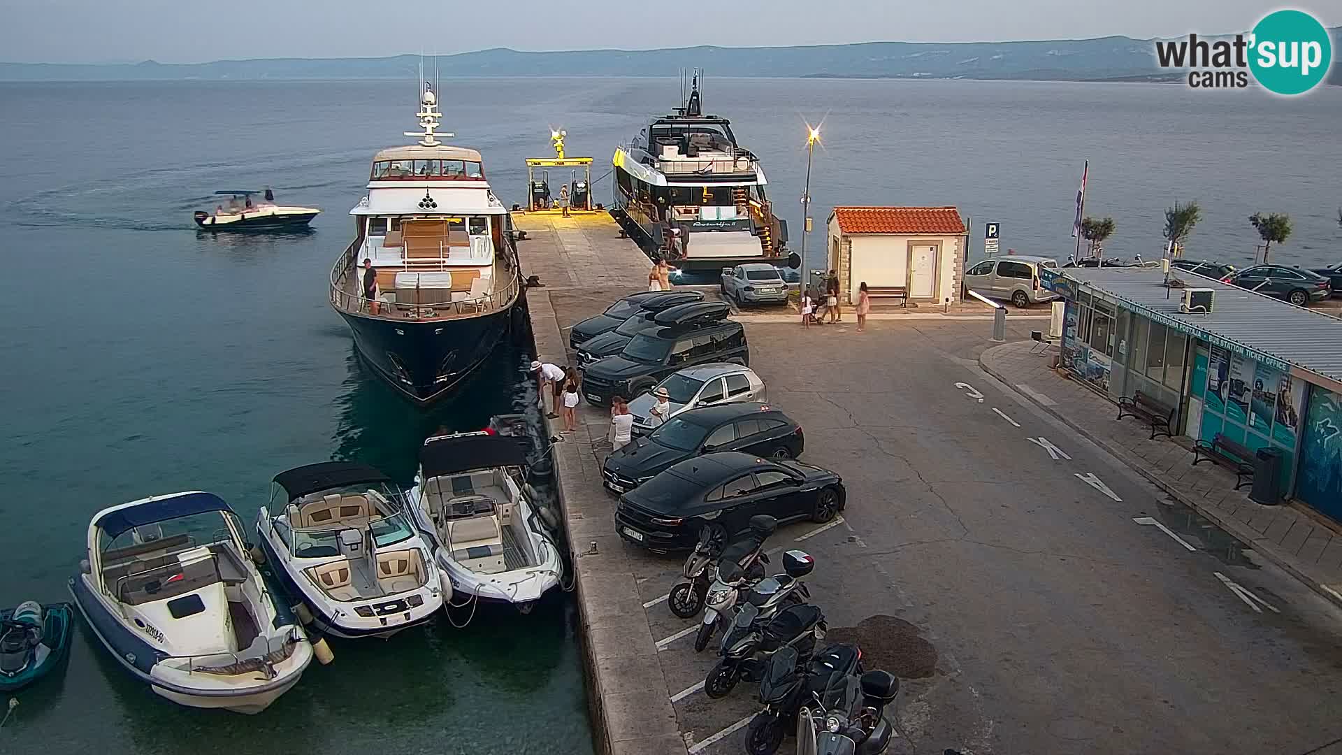 Webcam Bol Centro e Marina – Vista live dal porto di Bol