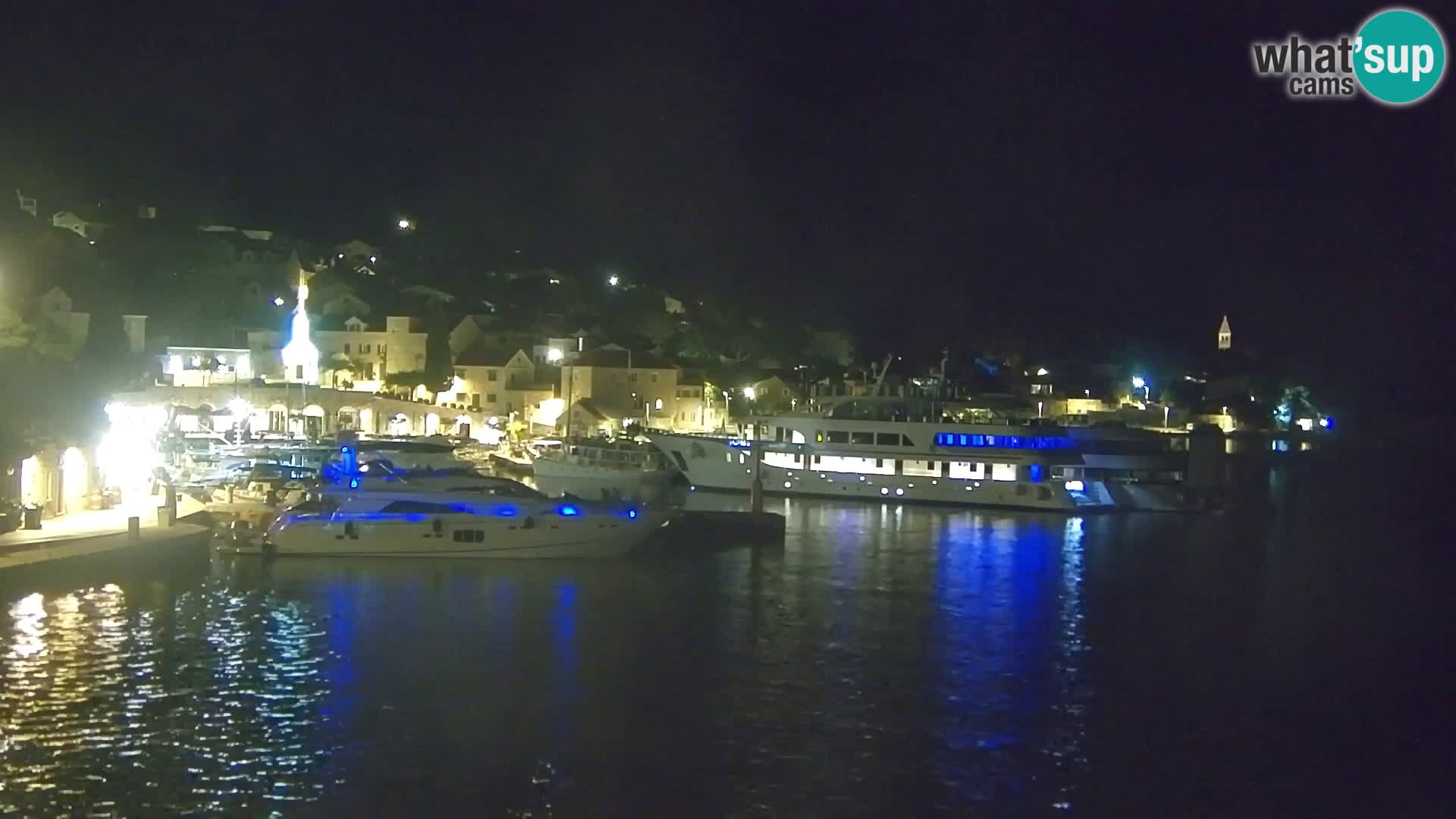 Spletna kamera Bol – Center mesta in marina v živo