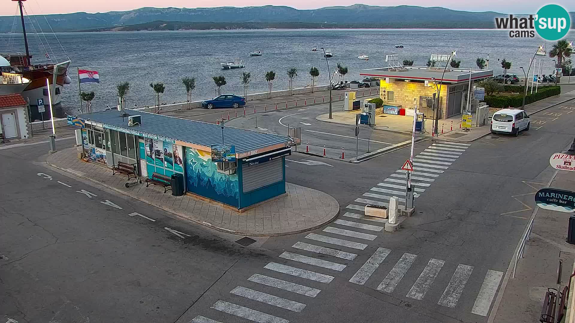 Spletna kamera Bol – Center mesta in marina v živo