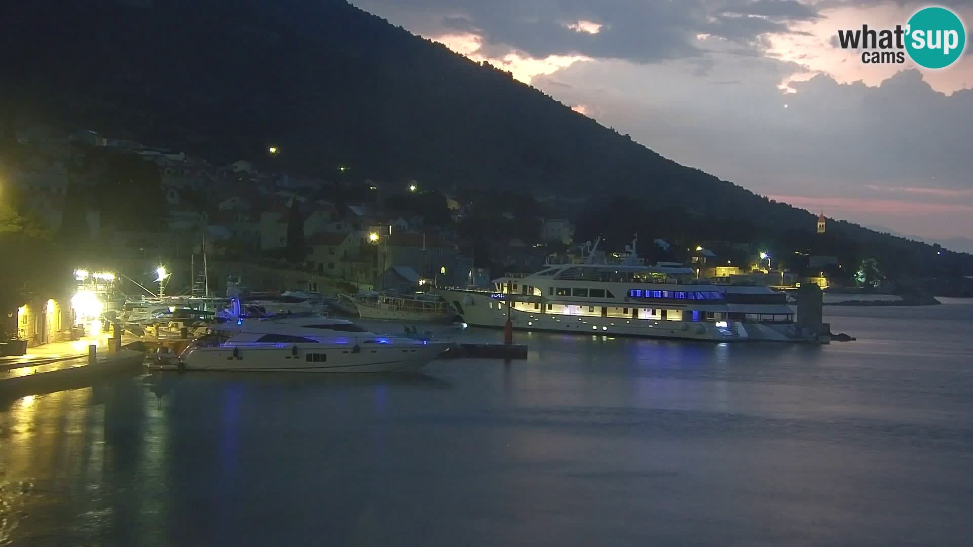 Webcam Bol Centro e Marina – Vista live dal porto di Bol