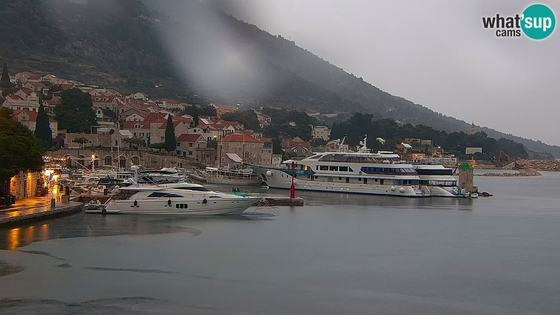 Webcam Bol Centro e Marina – Vista live dal porto di Bol