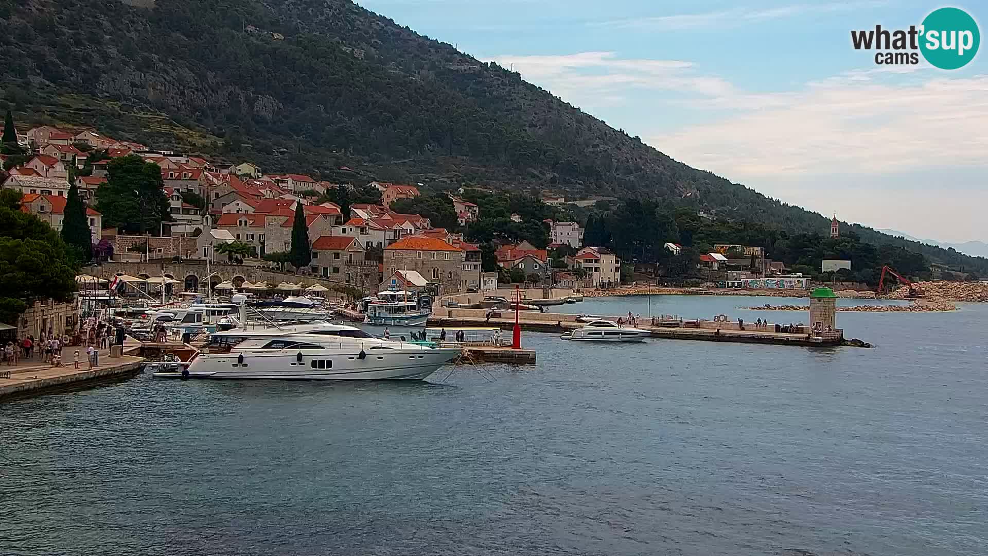 Spletna kamera Bol – Center mesta in marina v živo