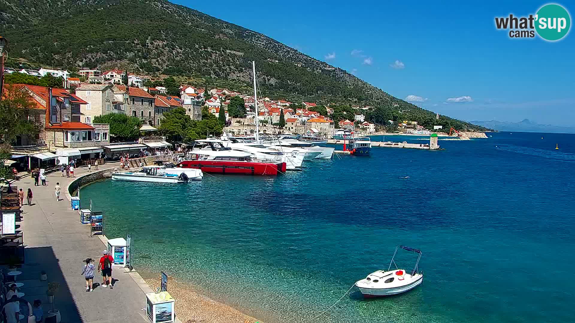 Spletna kamera Bol – Center mesta in marina v živo