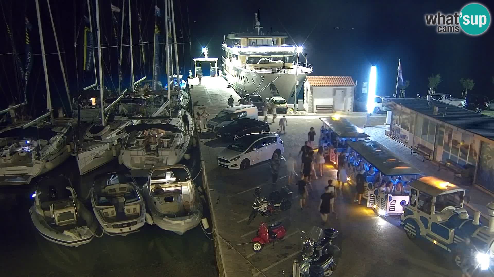 Spletna kamera Bol – Center mesta in marina v živo
