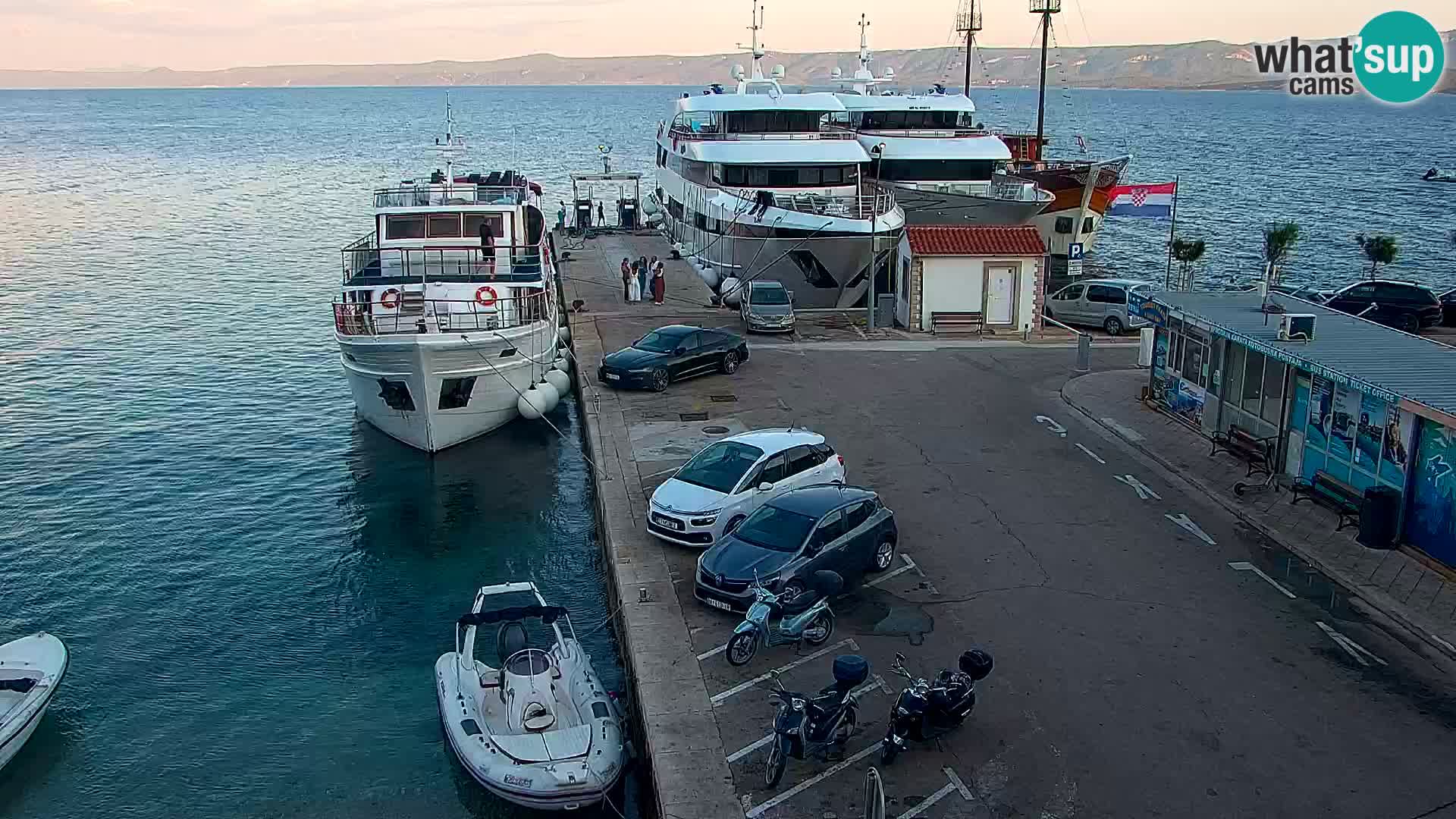 Web kamera Bol – Centar mjesta i marina | Pogled uživo
