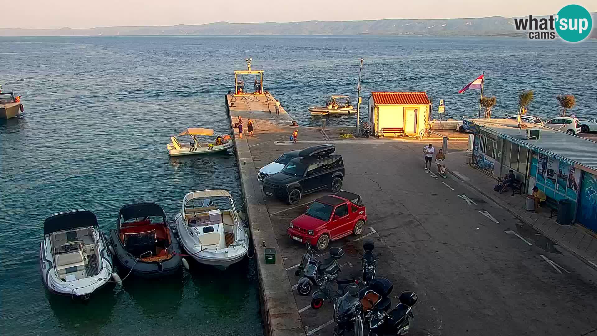 Spletna kamera Bol – Center mesta in marina v živo