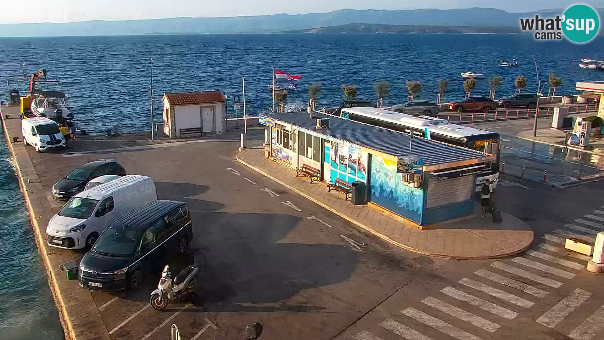 Web kamera Bol – Centar mjesta i marina | Pogled uživo