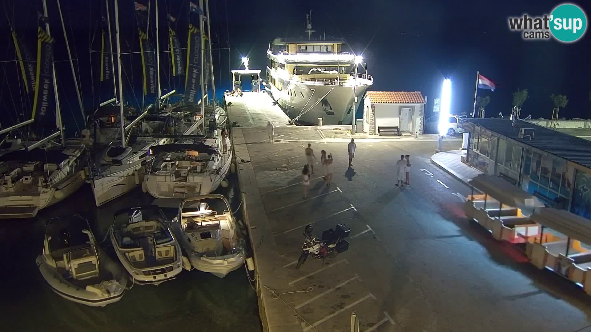 Web kamera Bol – Centar mjesta i marina | Pogled uživo