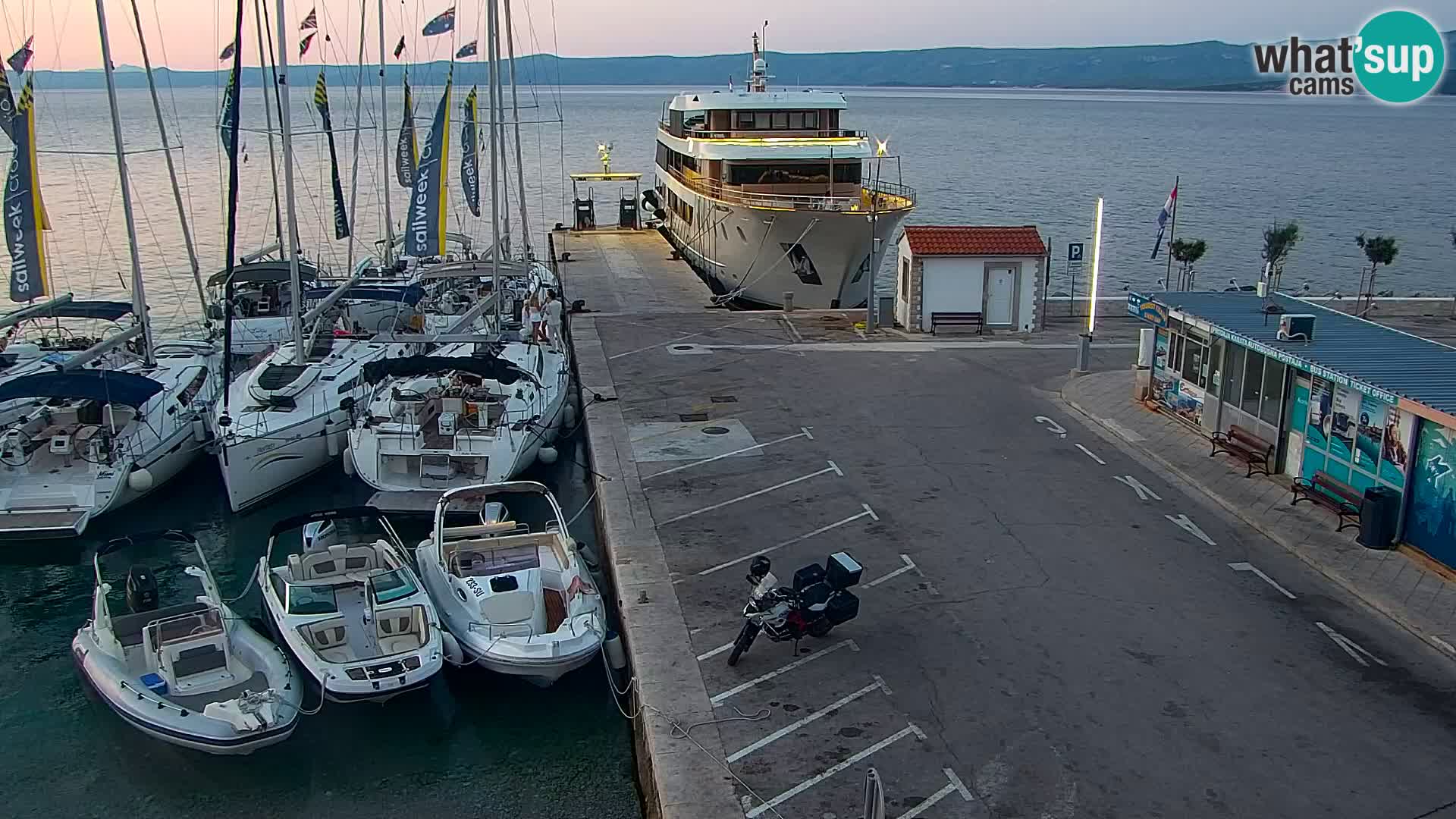 Web kamera Bol – Centar mjesta i marina | Pogled uživo