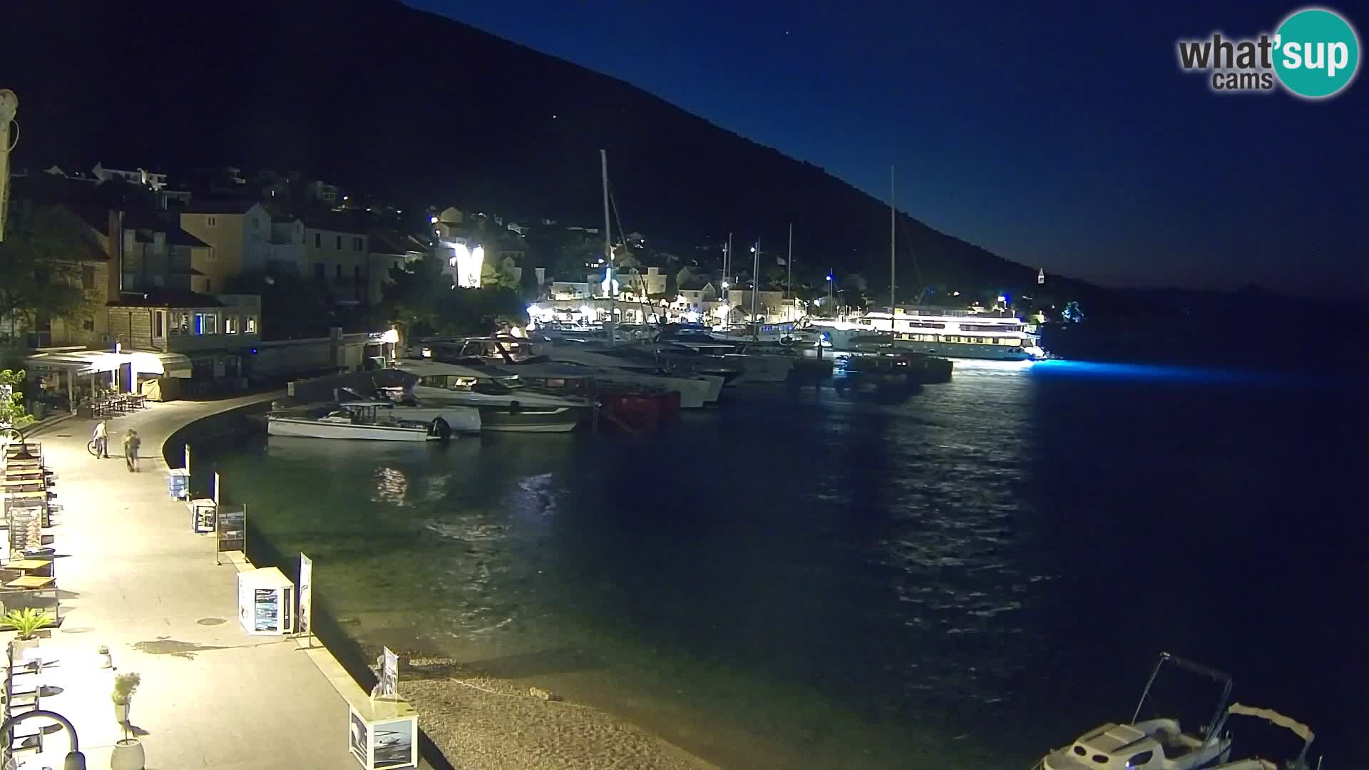 Web kamera Bol – Centar mjesta i marina | Pogled uživo