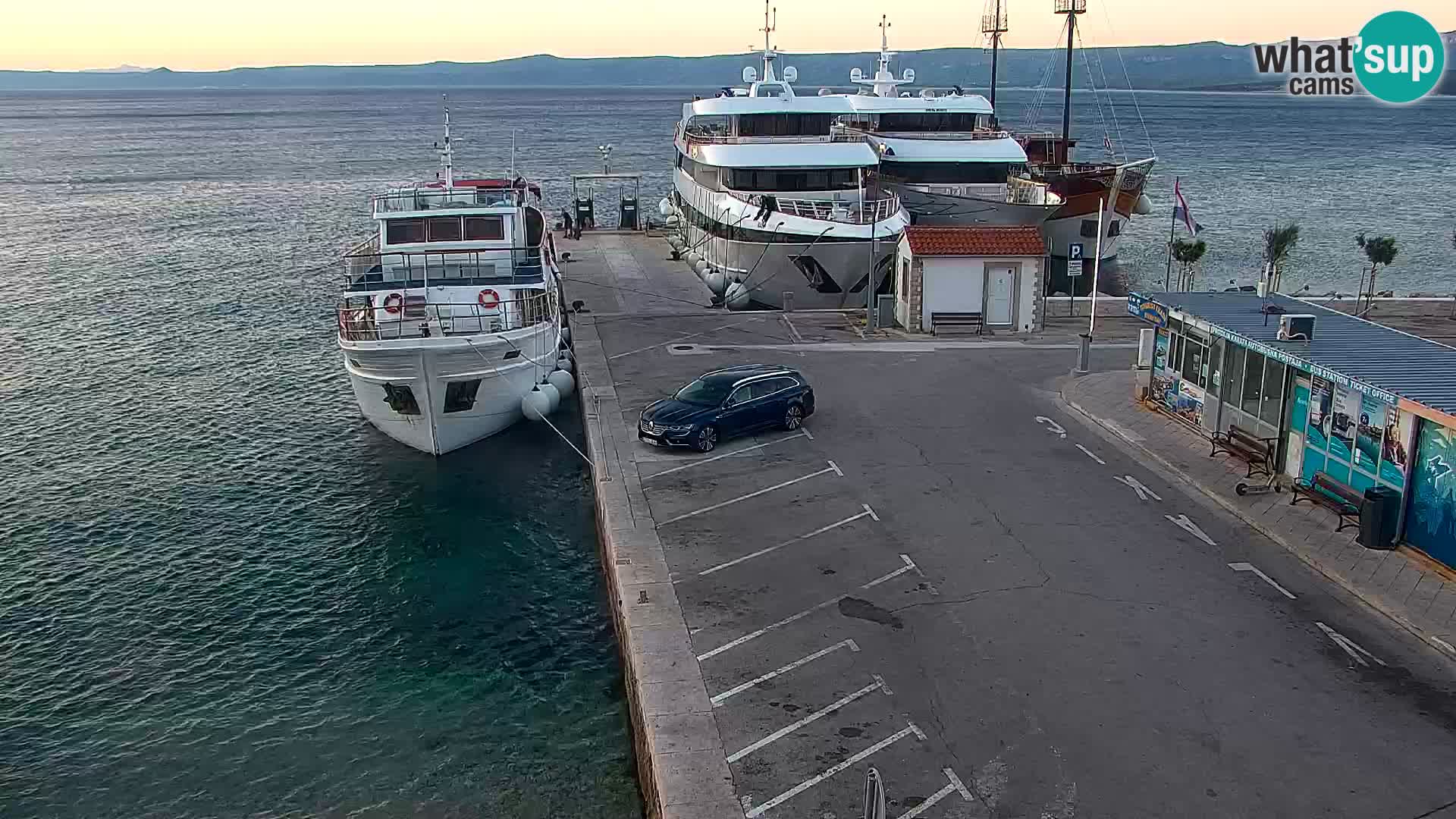 Web kamera Bol – Centar mjesta i marina | Pogled uživo