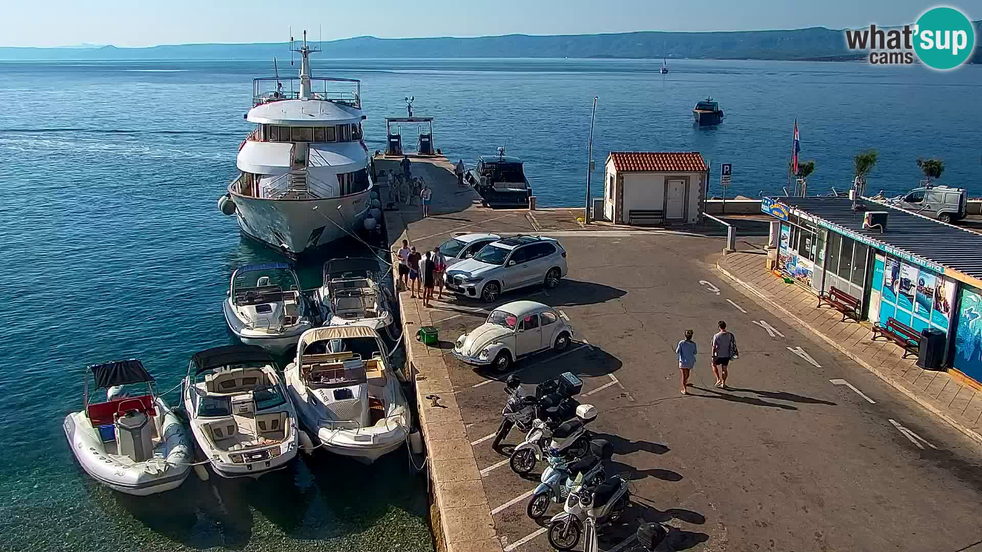 Web kamera Bol – Centar mjesta i marina | Pogled uživo