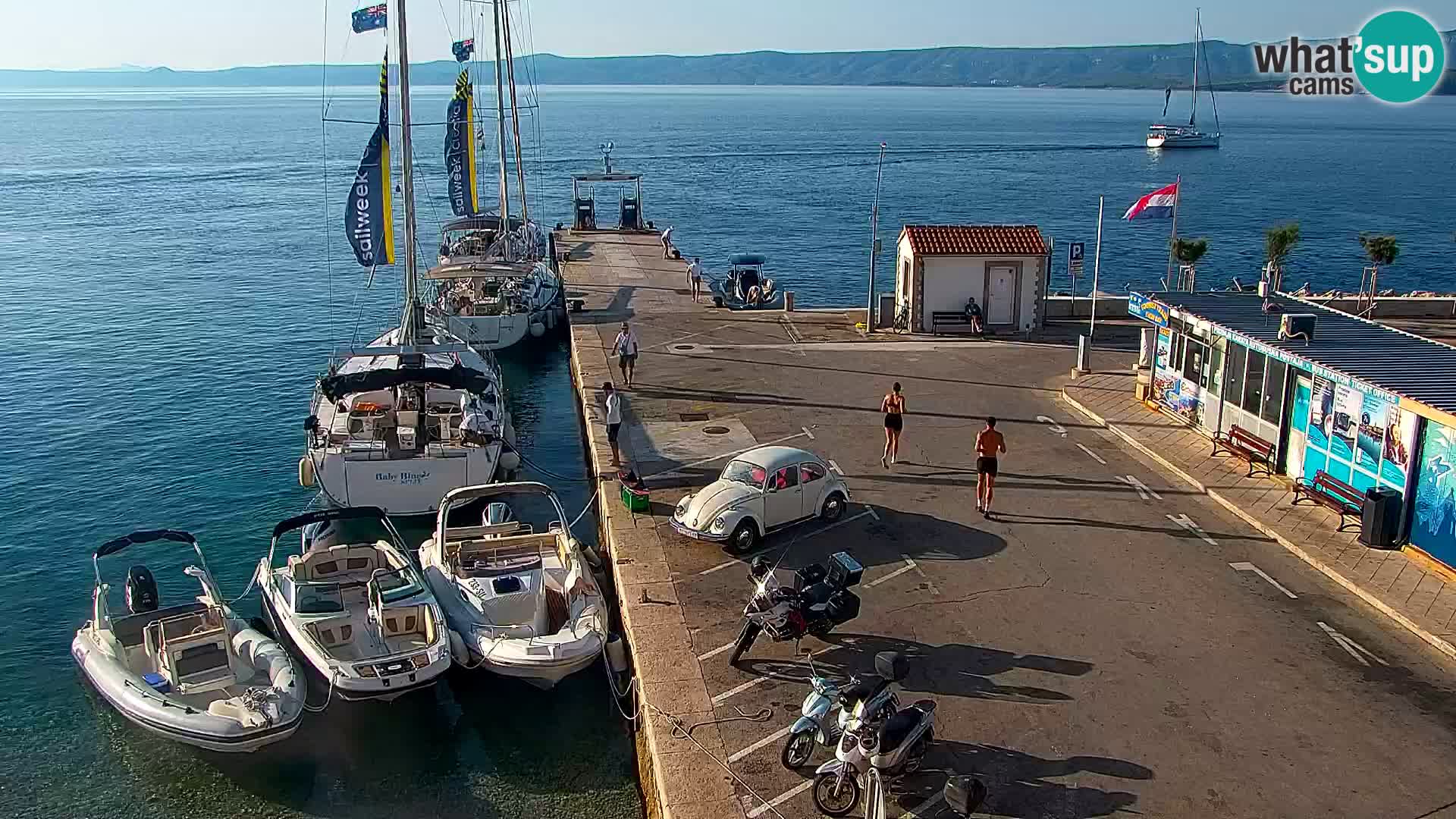 Web kamera Bol – Centar mjesta i marina | Pogled uživo
