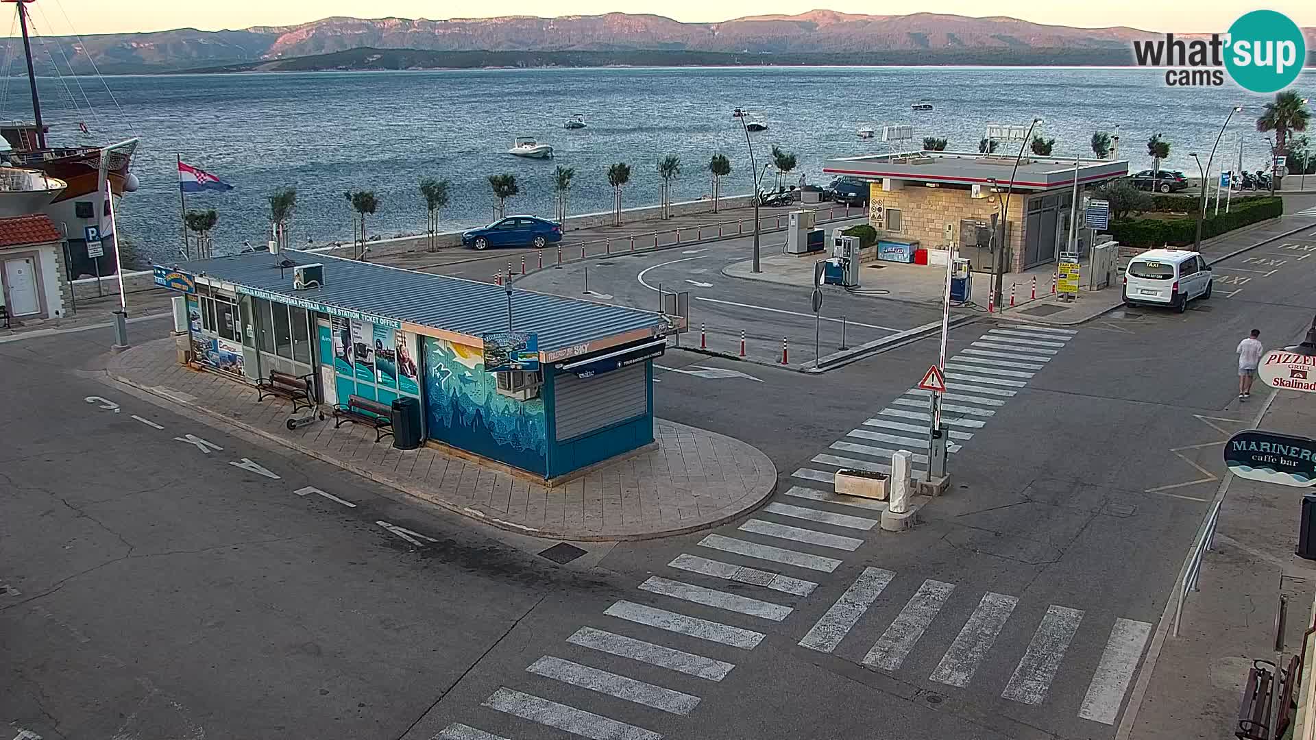 Web kamera Bol – Centar mjesta i marina | Pogled uživo