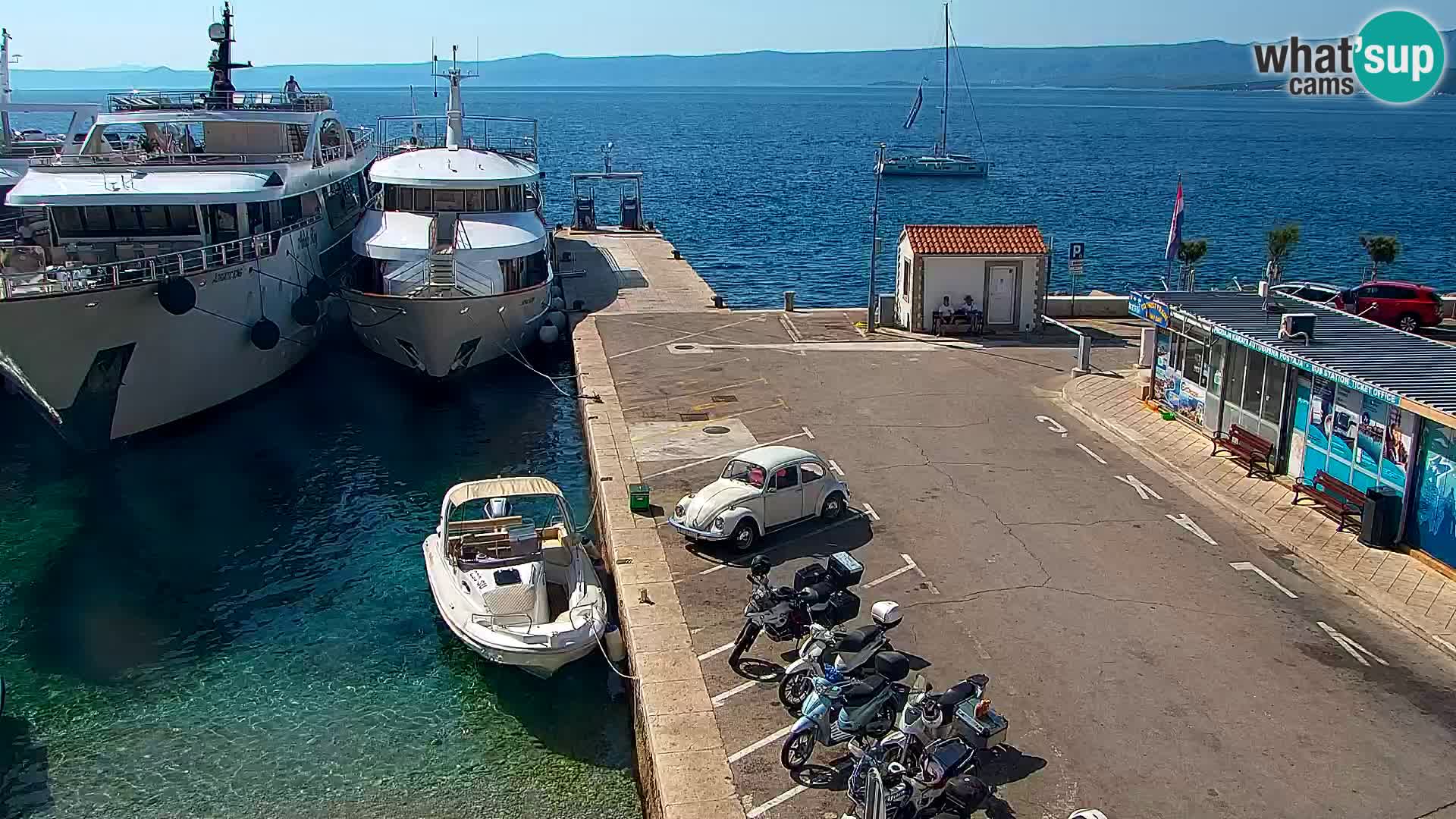 Web kamera Bol – Centar mjesta i marina | Pogled uživo