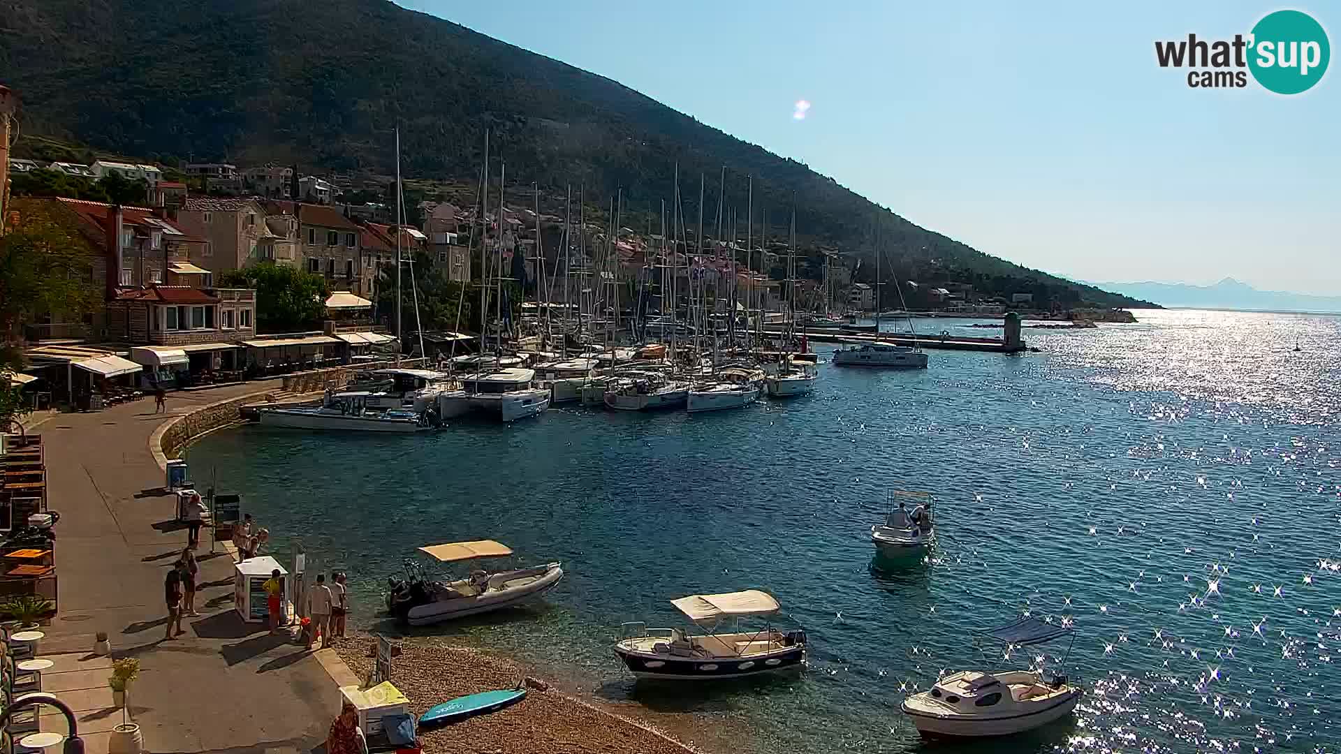 Web kamera Bol – Centar mjesta i marina | Pogled uživo