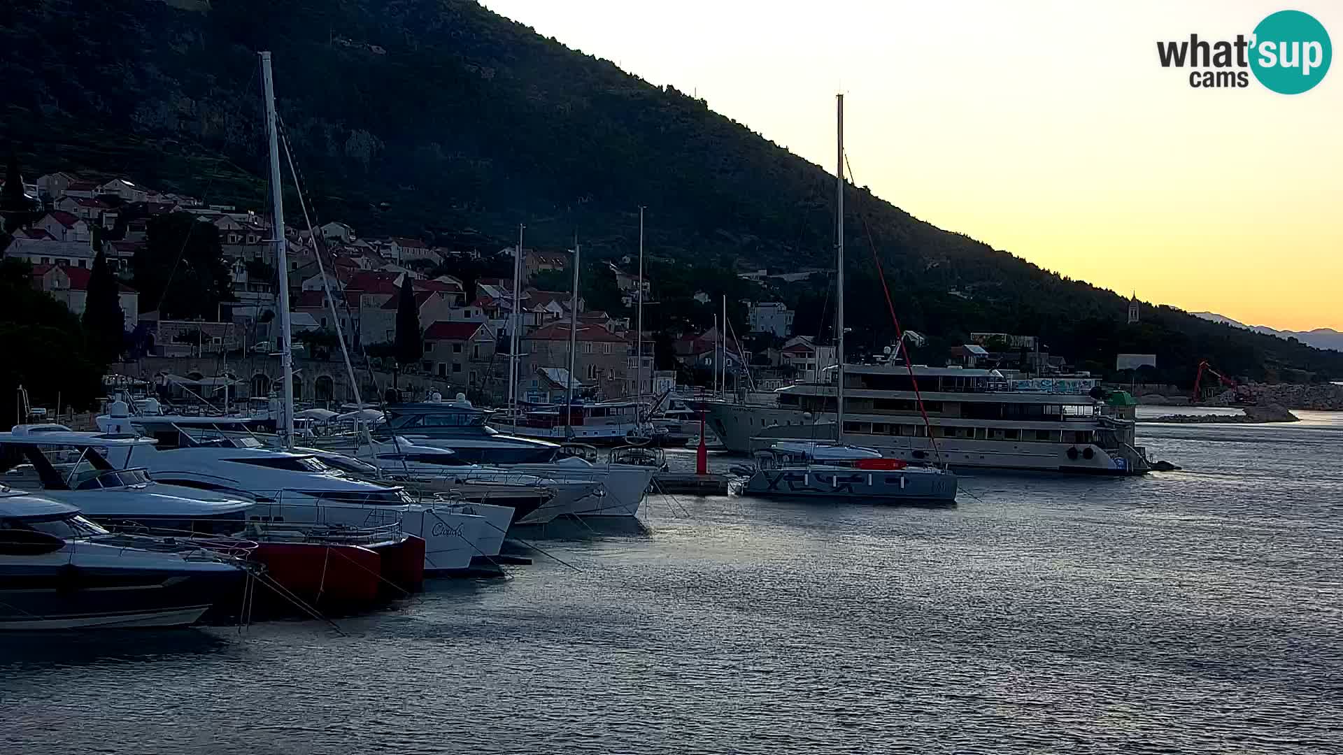 Web kamera Bol – Centar mjesta i marina | Pogled uživo