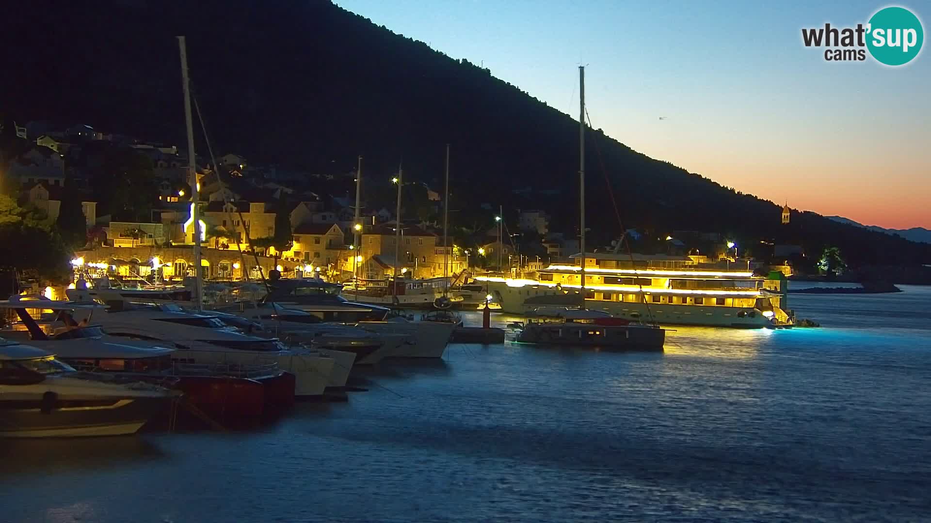Web kamera Bol – Centar mjesta i marina | Pogled uživo