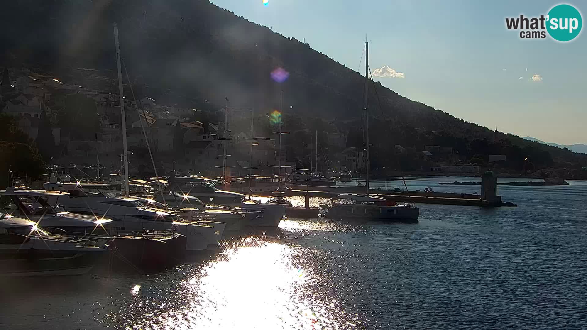 Webcam Bol Centro e Marina – Vista live dal porto di Bol