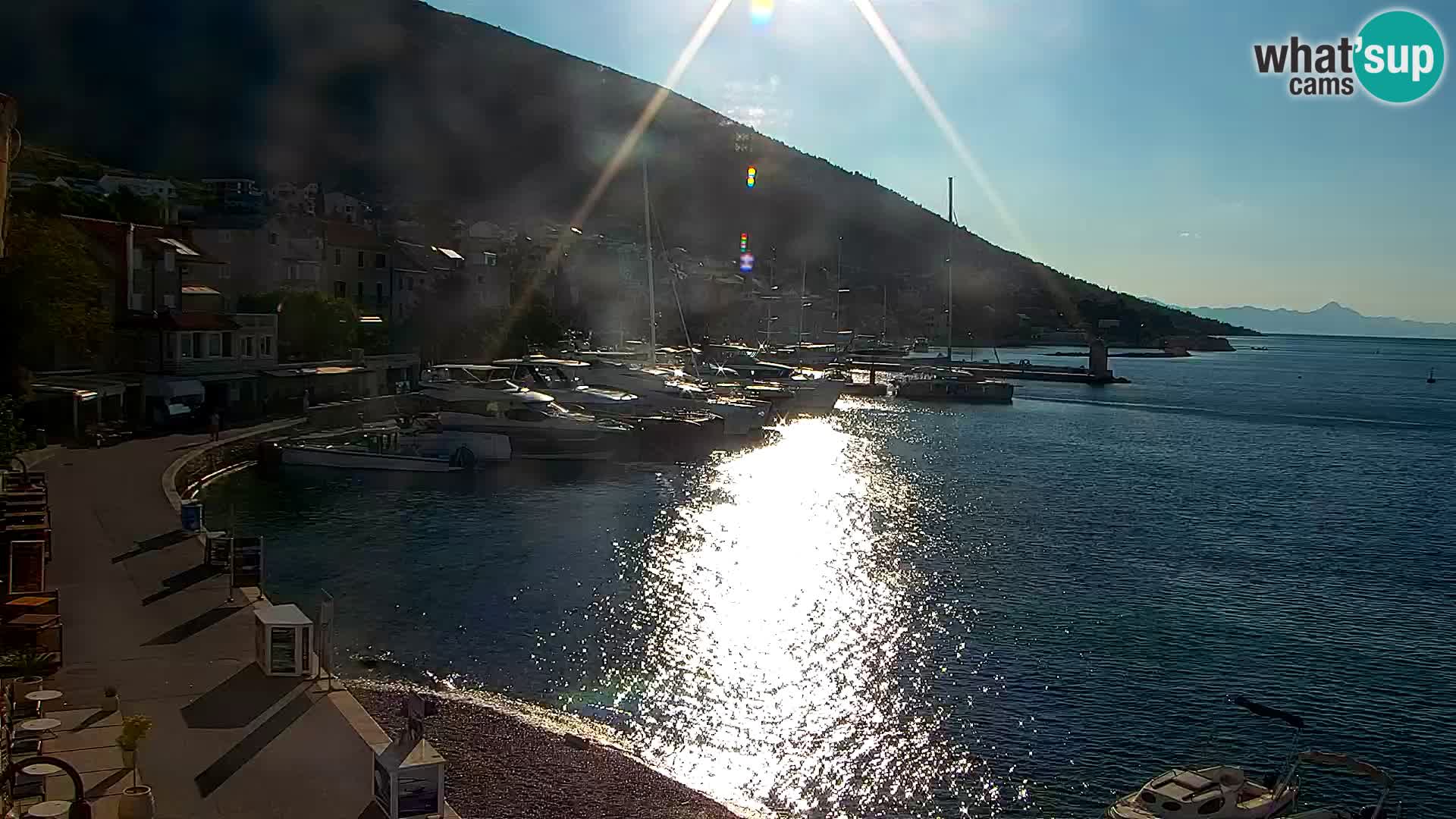 Web kamera Bol – Centar mjesta i marina | Pogled uživo