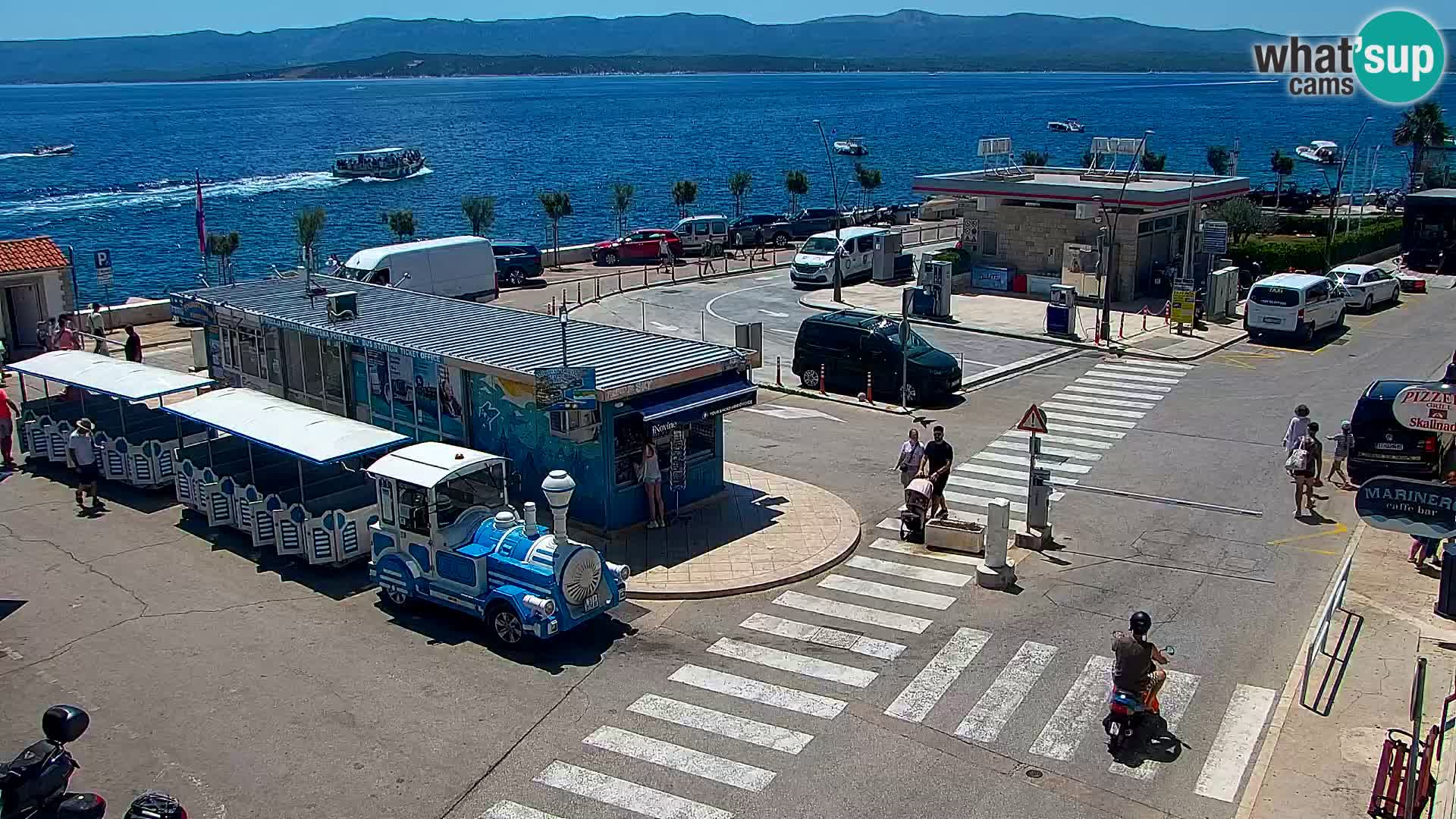 Web kamera Bol – Centar mjesta i marina | Pogled uživo