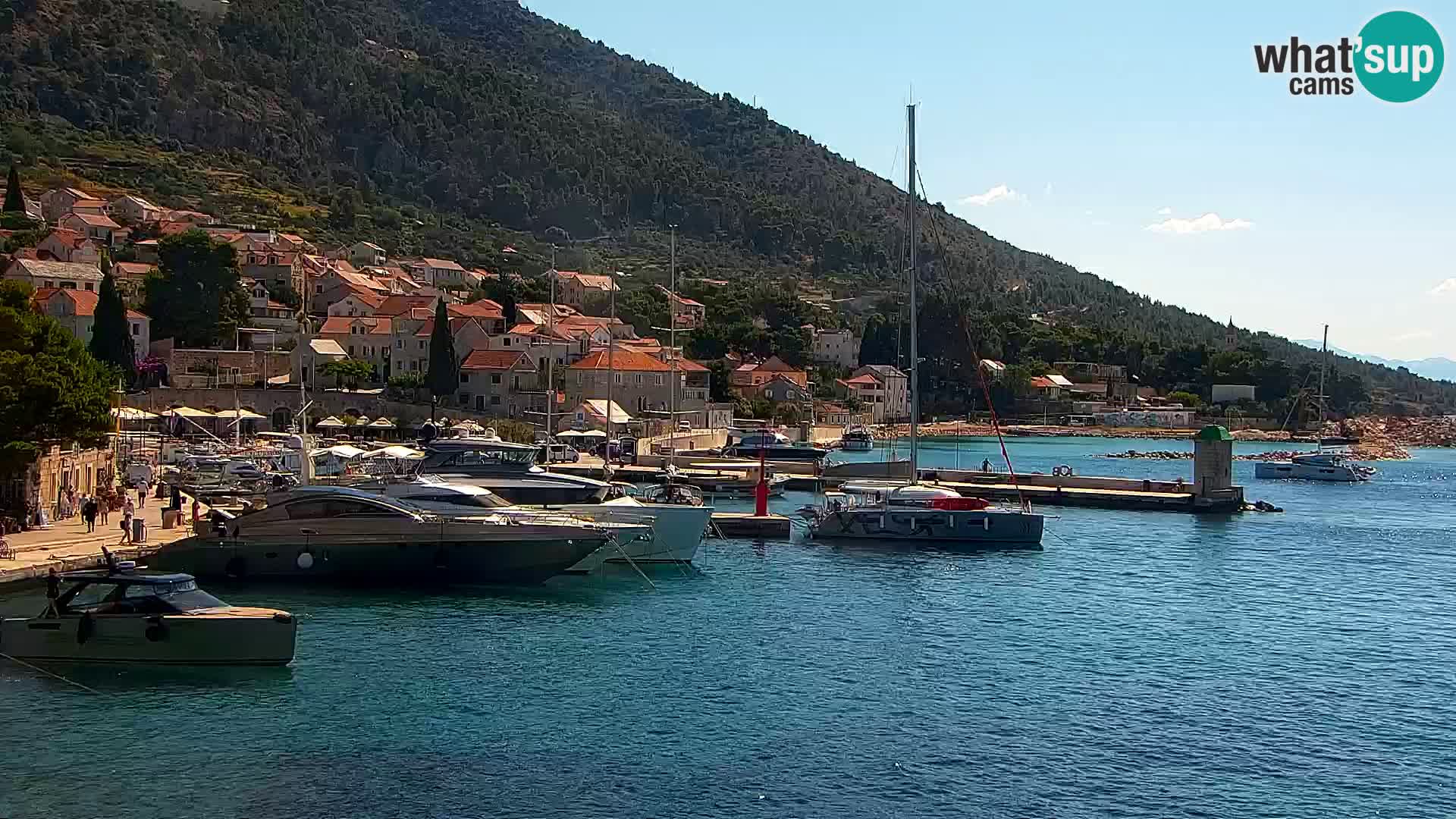 Web kamera Bol – Centar mjesta i marina | Pogled uživo