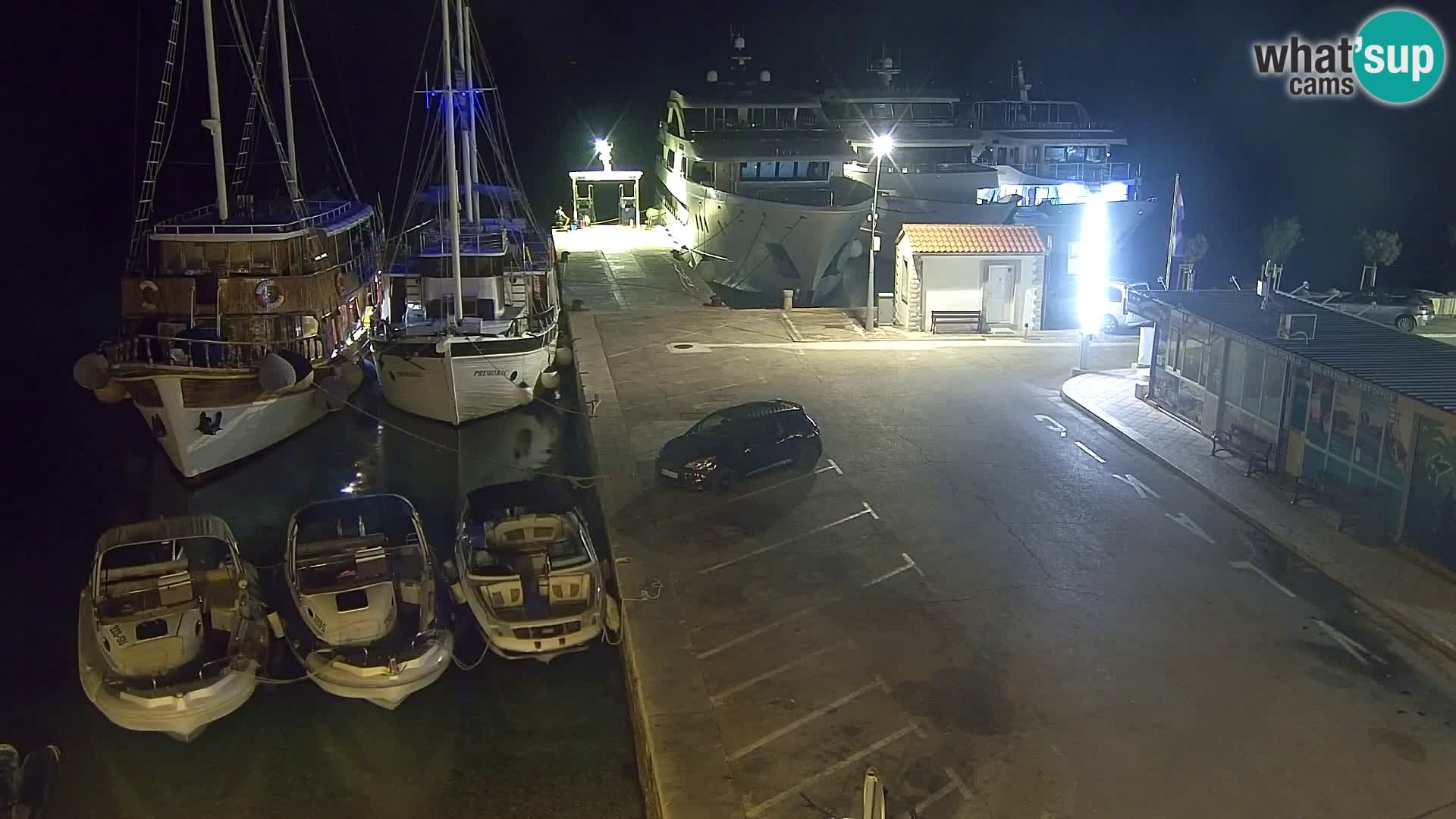 Spletna kamera Bol – Center mesta in marina v živo