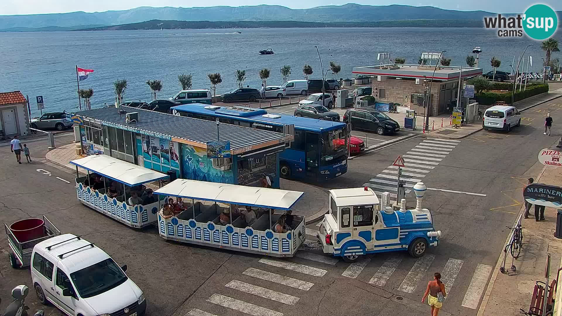 Spletna kamera Bol – Center mesta in marina v živo