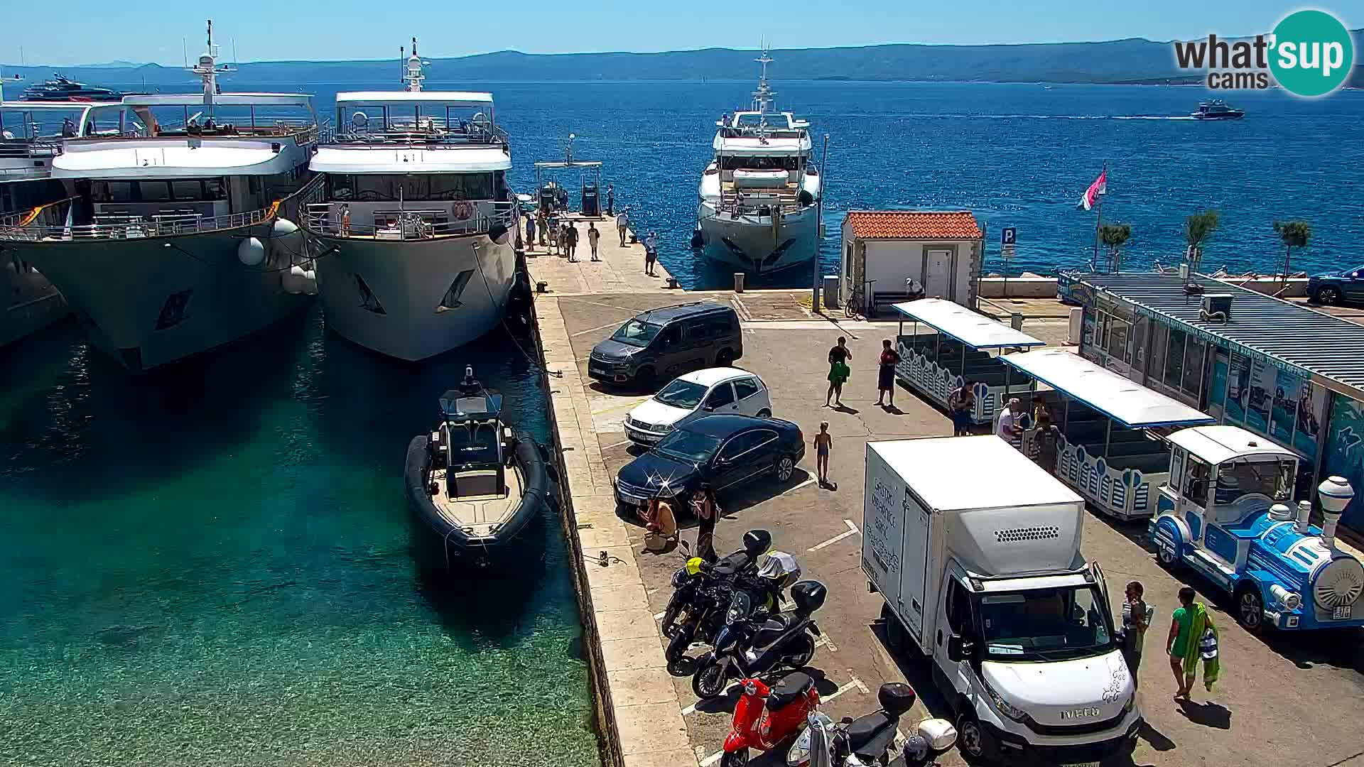 Web kamera Bol – Centar mjesta i marina | Pogled uživo