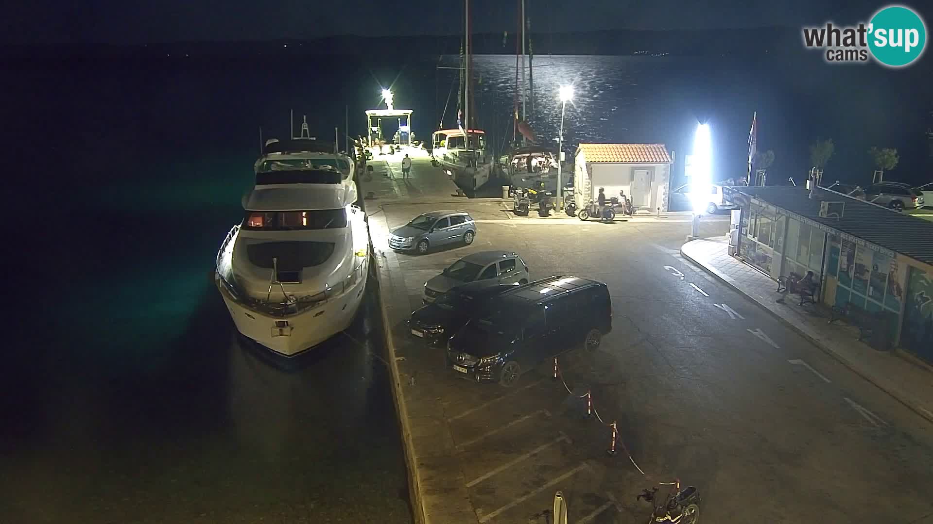 Web kamera Bol – Centar mjesta i marina | Pogled uživo